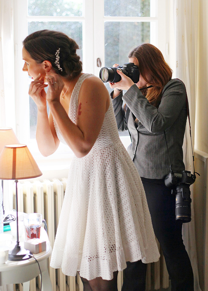 La photographe Marie Calfopoulos en train de photographier un mariage