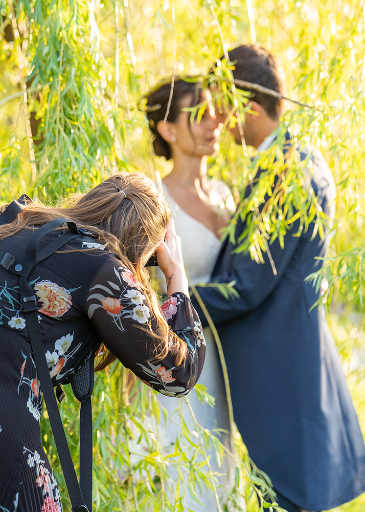 La photographe Marie Calfopoulos en train de photographier un mariage