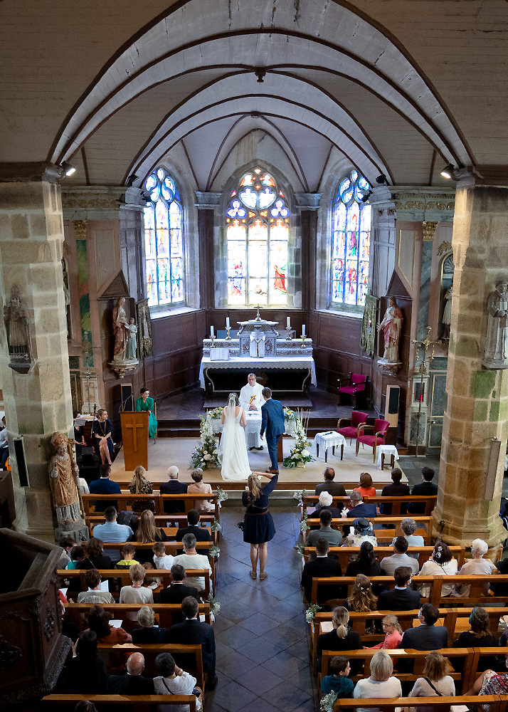 La photographe Marie Calfopoulos en train de photographier un mariage