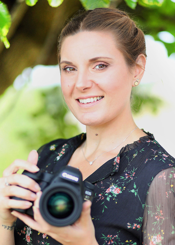 La photographe Marie Calfopoulos en train de photographier un mariage