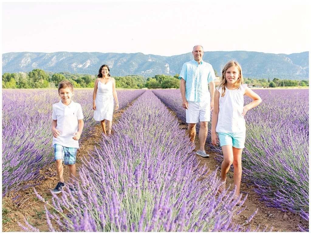 Une séance photo de famille : village et champs de lavande du Luberon