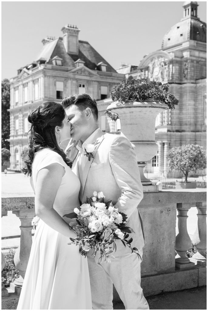 Un mariage intime à Paris dans les Jardins du Luxembourg et à la Tour Eiffel