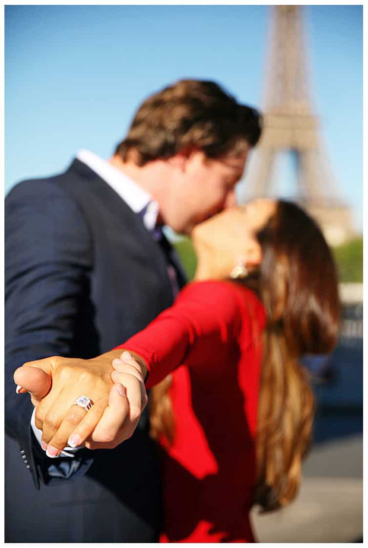 Marie Calfopoulos Photographe couple engagement demande en mariage Paris Tour Eiffel
