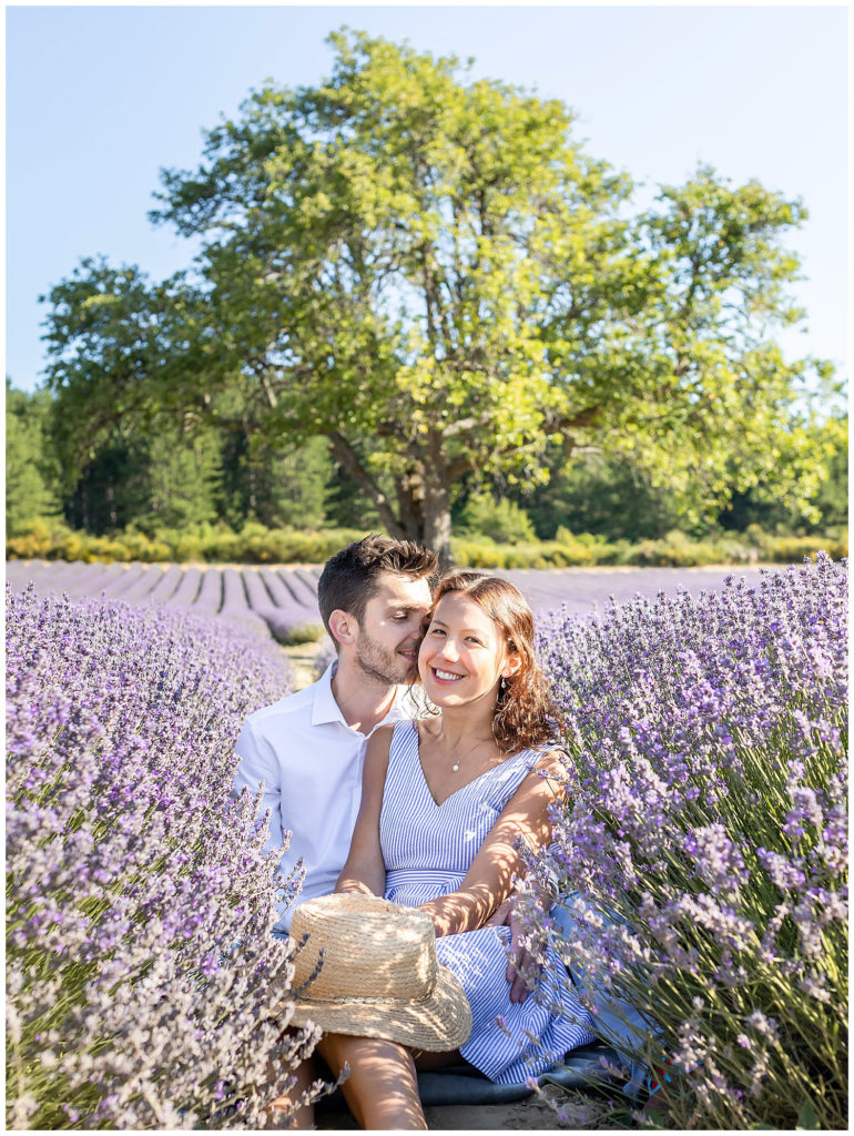 Une séance photo de couple dans les champs de Lavande de Provence à Sault et Aurel, Vaucluse
