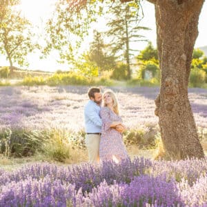 Séance photo de couple dans les champs de lavande de Provence Sault