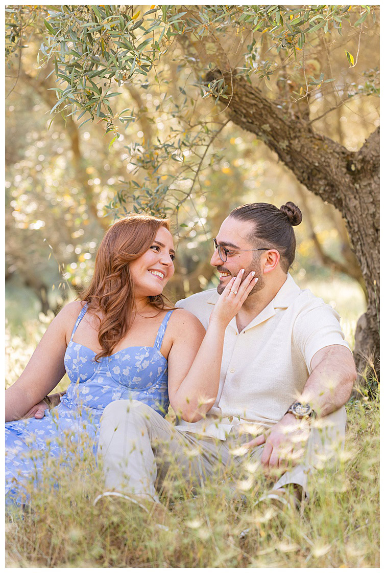 Marie Calfopoulos Photographe couple engagement seance photo Provence Luberon Lourmarin olive
