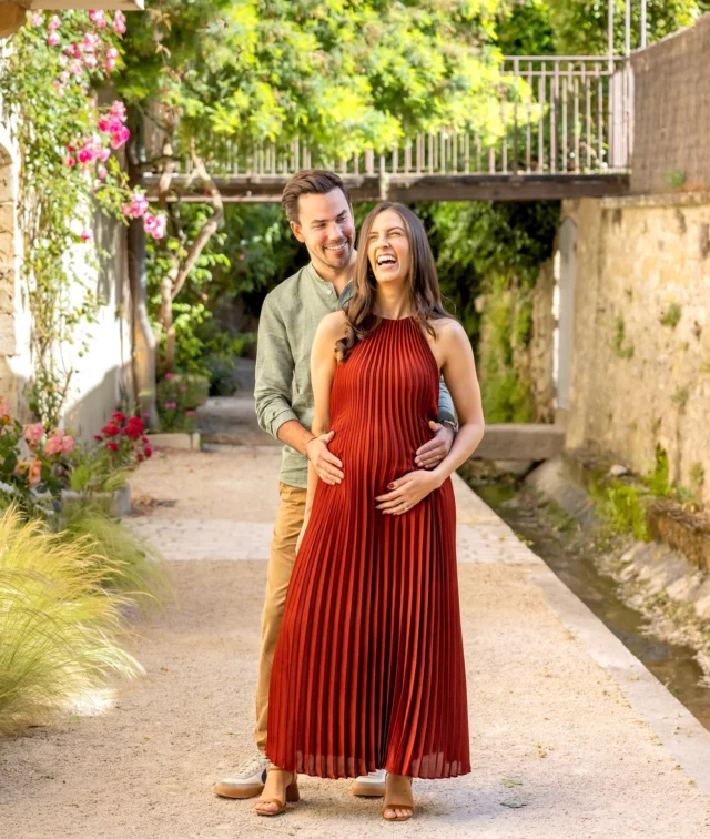 Marcela et Charles ont troqué les décors urbains de New York City pour ceux du Luberon pour leur séance babymoon! 👩‍❤️‍👨🤰🌸🌿
