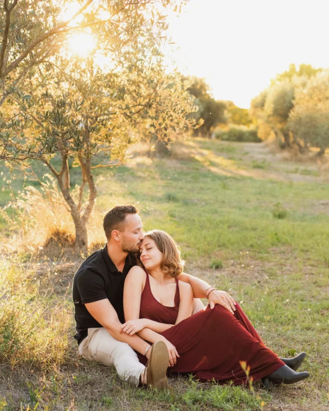 When the sun is close to the horizon on a sunny day, its light appears warmer and softer. In Provence, in the summertime, you have to wait until 8 or 9pm to enjoy the golden hour magic but it’s totally worth it! ☀️🧡✨