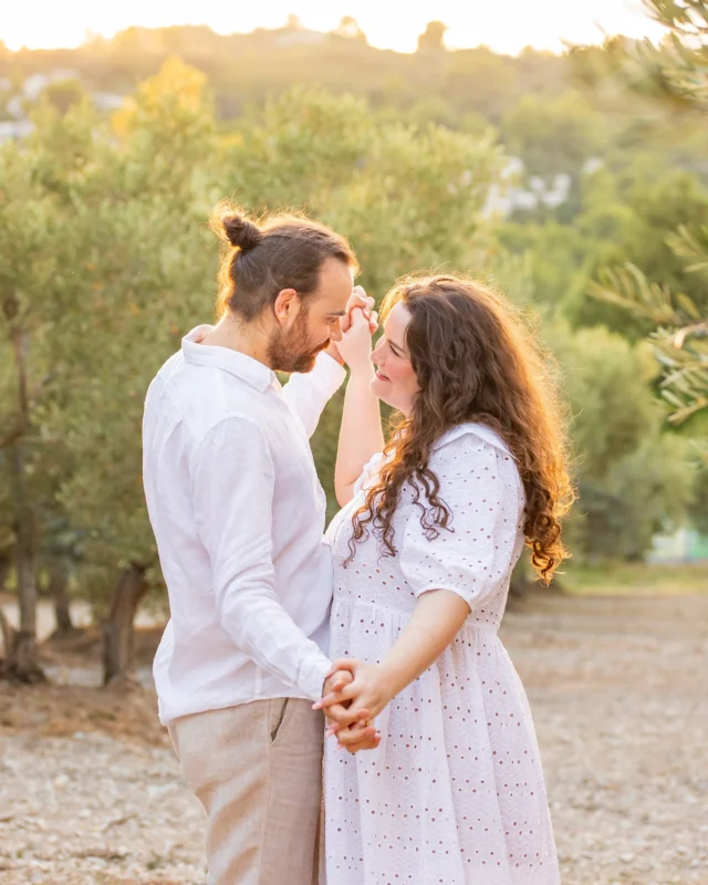 Quoi de plus romantique pour une séance photo de fiançailles que la douce lumière de la golden hour associée aux vieux oliviers des Baux de Provence… 🤩🌳☀️