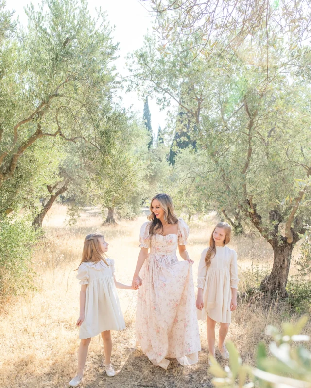 Cette séance photo capture la douceur et la magie de l’instant… un moment suspendu dans le temps, où l’amour d’une mère et de ses filles danse sous la lumière dorée de la Provence 💕☀️🌿