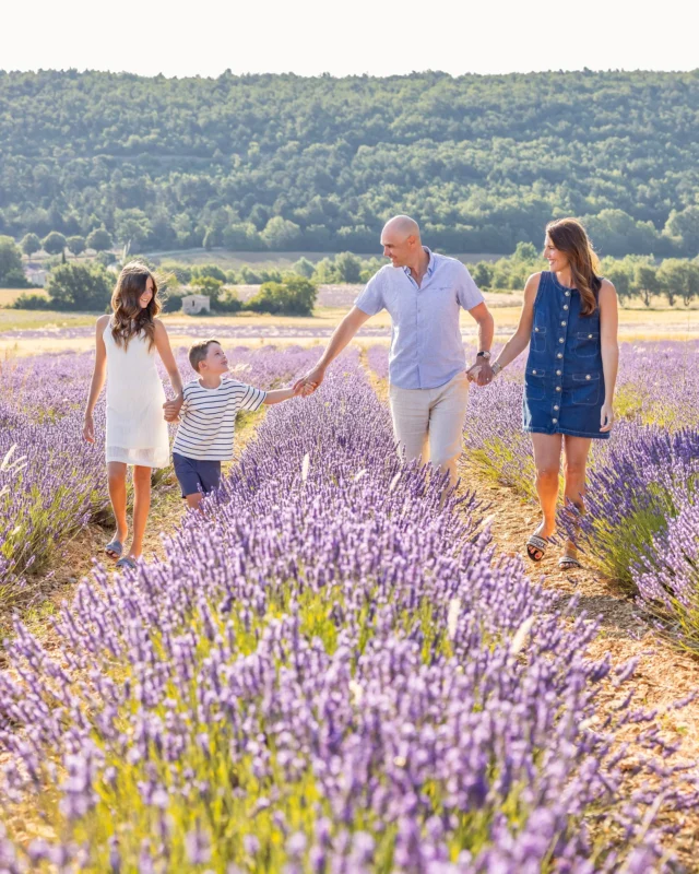 Kelly’s family came all the way from Chicago to live their Provence dream — and to celebrate the joy of ´just being’ together. 💜🌾
⠀
Lavender blooms only from mid-June to mid-July — it’s rare, it’s magical, and it goes by fast ✨
⠀
Visiting Provence this summer? Let’s make it unforgettable! 
📸 DM to book your lavender photo session — spots are filling fast! 💌